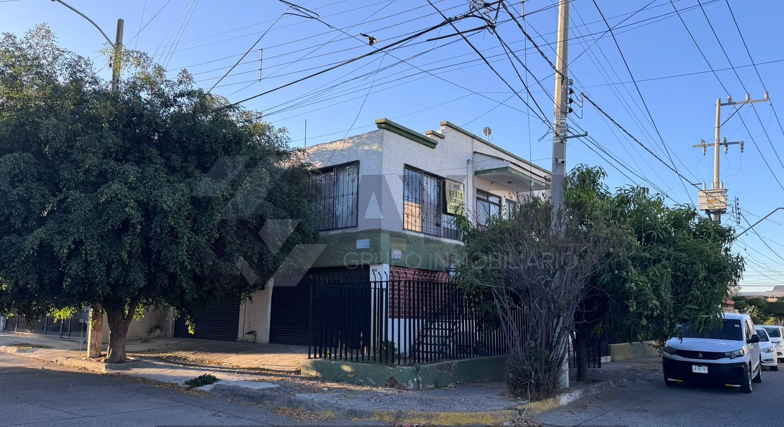 Casa en Venta con Locales Comerciales en Aurelio González 1971